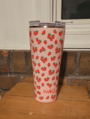 Swig Strawberry Print 30 OZ Tumbler